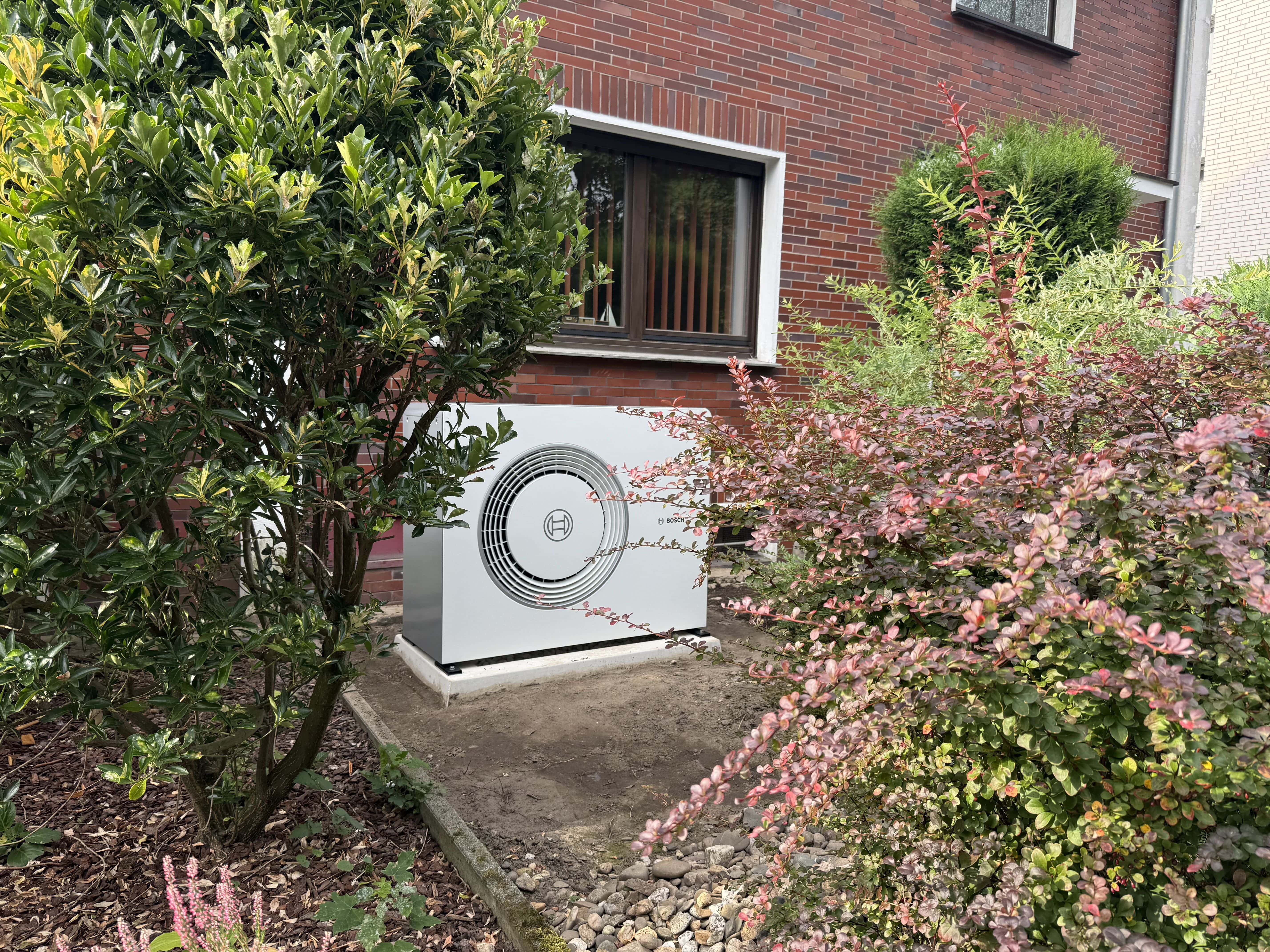 Bosch-Wärmepumpe im begrünten Garten